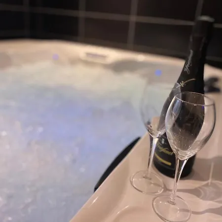 Escapade Romantique - Jacuzzi Et Parking Prive - 002 Apartment *