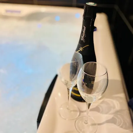 Escapade Romantique - Jacuzzi Et Parking Prive - 002