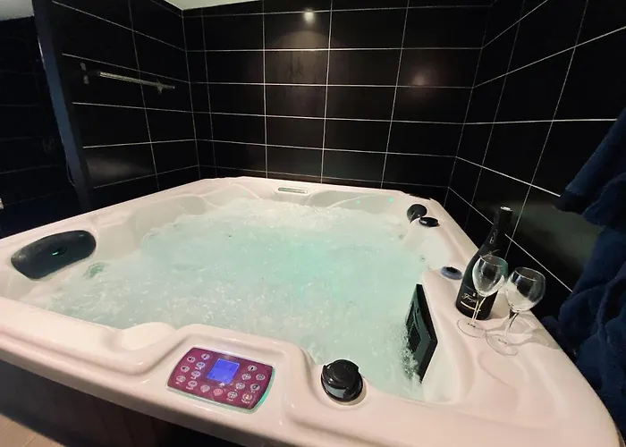 Escapade Romantique - Jacuzzi Et Parking Prive - 002 Daire *
