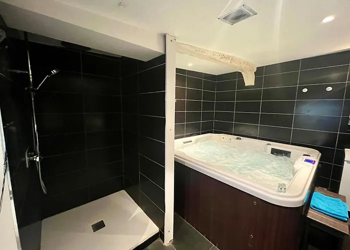 Apartment Escapade Romantique - Jacuzzi Et Parking Prive - 002 *
